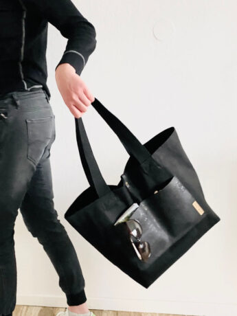 Große Tasche schwarz in der Hand